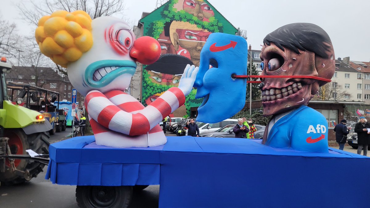 Nr. 6: Die Maske der AfD sei spätestens nach den jüngsten Correctiv-Enthüllungen gefallen, sagt Tilly. Die AfD habe sich lange hinter dem Label rechtskonservativ versteckt. Der Wagen soll eindeutig zeigen, welch Geistes Kind die AfD sei.