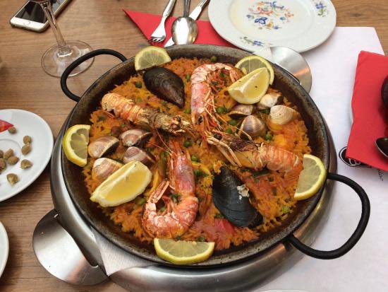 cuestabacalao's tweet photo. Aquí trabajando con productos de primera calidad y les ofrecemos paellas como esta… además de una amplia carta de #tapas y #raciones https://t.co/Tj22XHMvF1