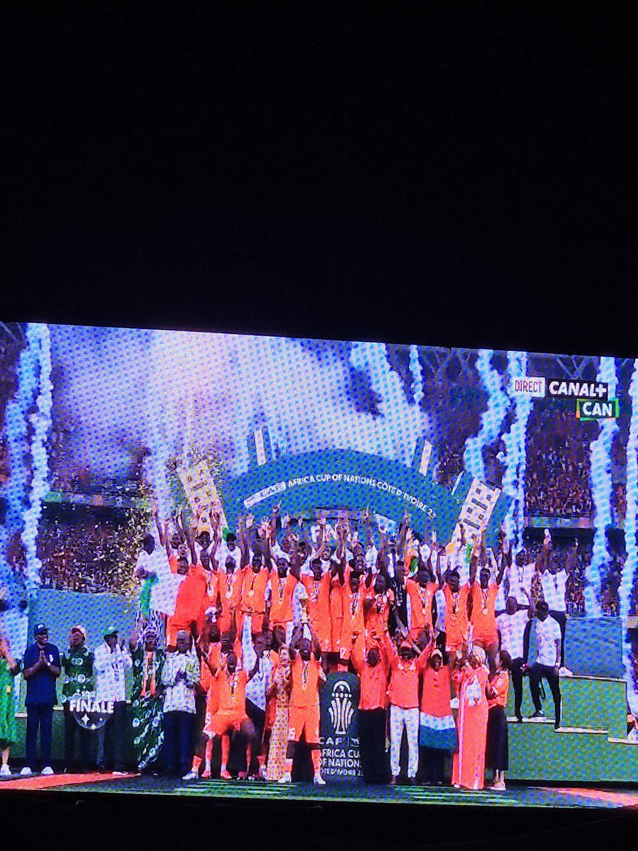 IlokiParfait's tweet photo. CAN 2023 
J'étais moi aussi au stade, en Fan zones, autour de mes camarades à Djiri. En un mois d'ambiance, ils ont été sympathiques, ces djiriens. Si c'était à refaire, ce sera sans sourciller. Leçon à retenir: femme peut devenir garçon. 
Bravo à la Côte d'Ivoire ))) https://t.co/nVzdImzlMn