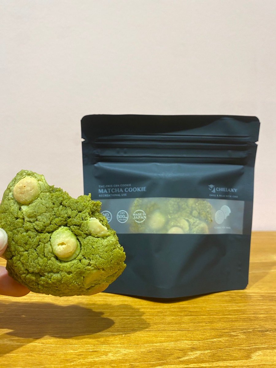 CBD_CHILLAXY_JP's tweet photo. チラクシーからのバレンタインプレゼント🦉🎁

新商品のCBNクッキー・抹茶味を3名様にプレゼントいたします！
今回は試食レビューを書いていただける方へのプレゼント企画になります🙇

クッキー1枚にCBNを500mg配合した高濃度クッキー🍪
抹茶の苦味とホワイトチョコレートの甘さが絶妙に調和した上品な味わいです🍵

半枚食べるとゆったりとしたリラックス感、1枚食べるとしっかり満足感を得ることができるレクリエーション性がございます😎

🔻応募方法は超簡単👇
①@CBD_CHILLAXY_JPをフォロー
②この投稿をいいね＆リツイート
③レビュー投稿掲載可否をリプライ

🔻当選人数
3名

🔻ご応募条件
試食レビュー投稿を掲載していただける方

🔻商品紹介
CBNクッキー•抹茶味
内容量：1枚
CBN含有量：500mg
https://t.co/tTQ0xvUN4d

🔻注意事項
お酒との併用はお控えください。

🔻応募期日
2/18(日)まで

みなさまのご応募お待ちしております！