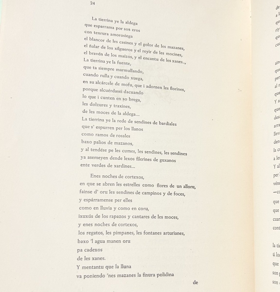 D’aquella visita del dictador a Uviéu en 1942, que cuenta @CelebresCoses, editóse un llibru col poema n’#asturianu de Constantino Cabal que se lleó a Franco. Déxovos equí un fragmentu. Recuéyolu en “¡Volved las manos al bable! La llingua asturiana nel franquismu” @edicionesTrabe