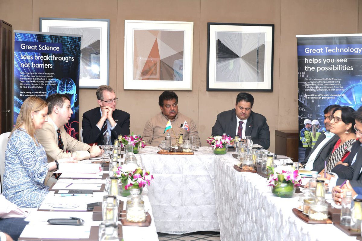 At the round table presided by @DavidTCDavies and @mbpatil, where UK business entities spoke of the investment-friendly landscape of Karnataka, and the role played by UK businesses in shaping the local economy. #AlivewithOpportunity