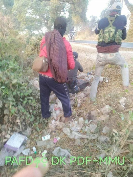 MizzimaNews's tweet photo. စစ်ကိုင်းမြို့က အထူးစုံစမ်းစစ်ဆေးရေးရုံးကို လက်ပစ်ဗုံးဖြင့် PAFD တိုက်ခိုက်
ပုံအညွှန်း - PAFD နှင့်မဟာမိတ်တပ်ဖွဲ့ဝင်တချို့ (Photo- PAFD)
#စသုံးလုံး #PAFD #အညာ #မဇ္ဈိမ
https://t.co/ZRX23fHmQm https://t.co/iOaQCsZfGf