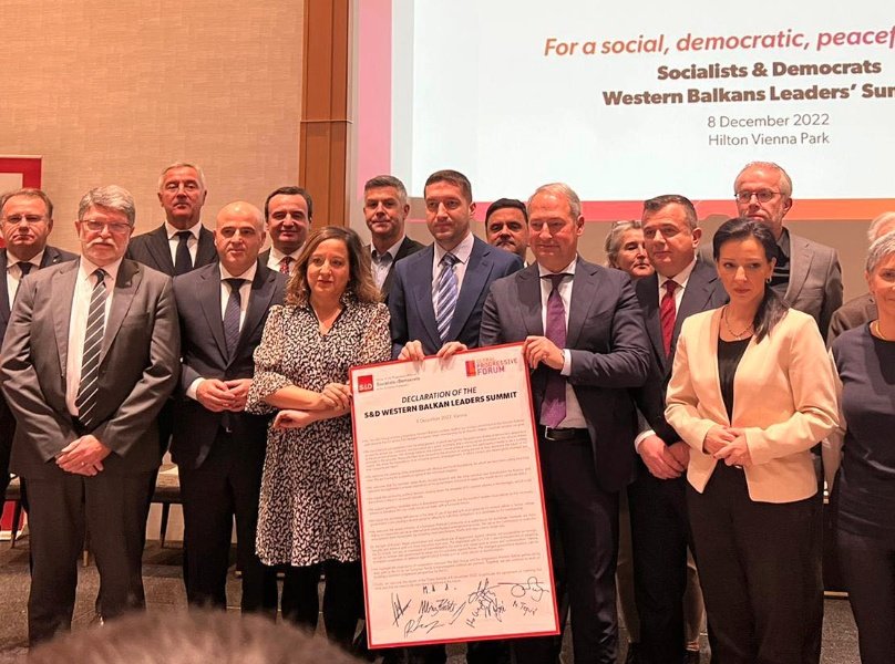 Vladimir_Orlic's tweet image. Ђилас: "Курти и ја нисмо на истој страни! Само смо у партијској сарадњи.. Кад нас окупи Шидер, умемо ја и ови моји да потписом подржимо европски пут Косова, заједно са Куртијем, то да. И исти текст имамо, кад треба на рачун Вучића и Србије нешто.. Али на панелу се није појавио!"