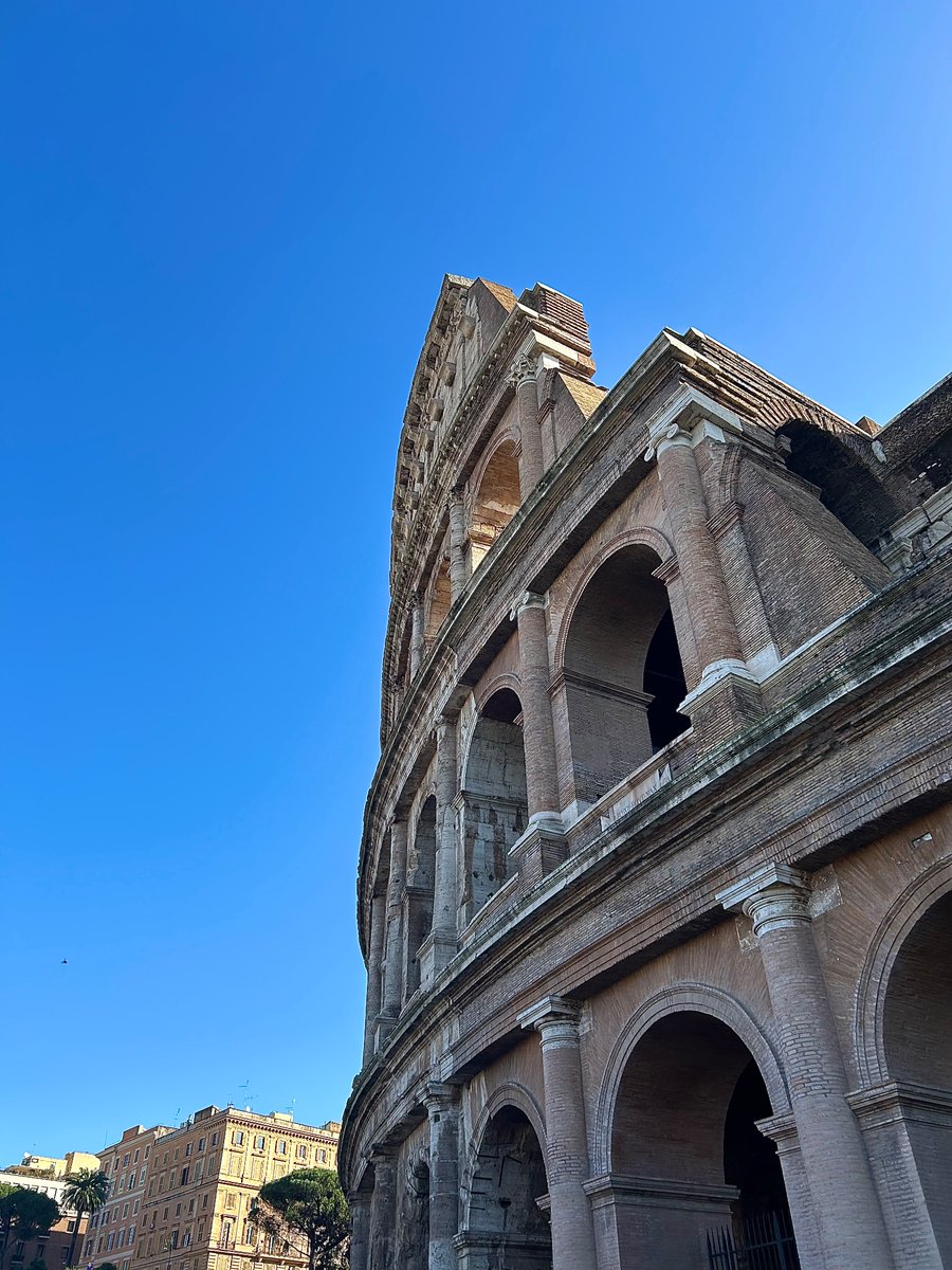 a lovely last morning walking the streets of Rome and visiting the #Colosseum and #CircusMaximus. The sun shone and students enjoyed a quick lap of the arena. #Rome #sportstour #sunshine #choirtour #romanrunners <a href="/Head_WHS/">Fionnuala Kennedy</a> <a href="/WimbledonHigh/">Wimbledon High</a> <a href="/Classics_WHS/">WHS Classics Dept</a>