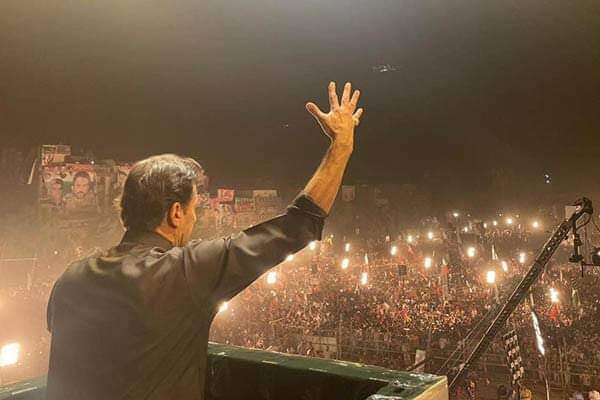 اس کا نام عمران احمد نیازی ہے💖

وہ الیکشن سے پہلے باہر آیا تو دو تہائی، جیل میں رہا تو تین چوتھائی۔✨❣️