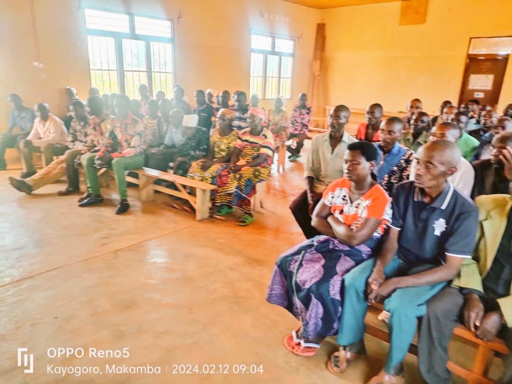 communeMak's tweet photo. #Burundi, Muri kino gitondo co kuwa 10.02.2024, nyakubahwa musitanteri yagendanye n'umuhanuzi wiwe CPAJS n'icegera ca Commissaire comminal agendeye zone Mugeni aganira n'indongozi zo kumitumba Buhema na Kigomagoma. Baganiriye kukibazo c'amahoro n'umutekano, iterambere, n'imibano https://t.co/zmzTtCvHXl