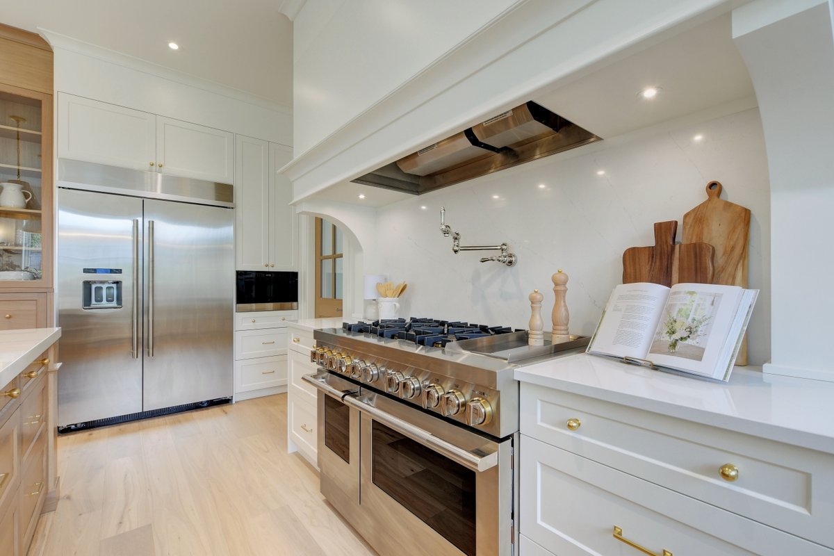 The heart of the home in every frame. Warm, functional kitchens stirring dreams of family gatherings 🍴. #realfoto #victoriarealestate #kitchendesign #dreamkitchen #homeinspo