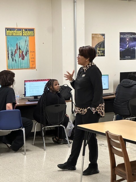 CummingsCavs's tweet photo. AP S. Thomas was a guest speaker in the Entrepreneurship I class. In addition to being an AP, she has been a licensed cosmetologist for 30 years and has owned her own business for 7. Students were engaged and asked awesome questions. #cte #liveitloveitlearnit #cavsaresecondtonone https://t.co/7m6EfC4Pv0