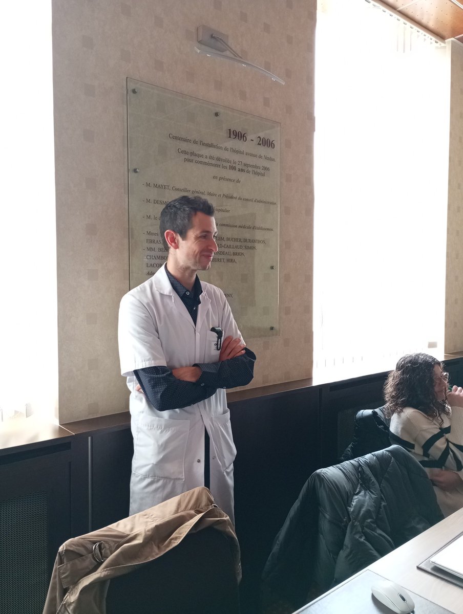 CHChateaurouxLB's tweet photo. 🔔 Aujourd'hui, intervention du Docteur Sevin, médecin hygiéniste et de l'équipe de réanimation, du @CHChateaurouxLB auprès d'une classe de 4ème du collège Monnet pour promouvoir leurs métiers !
Des questions ?👆😊🧑⚕️
#etudes #orientation #collegiens #metiersalhopital 👨⚕️🚑💻💊 https://t.co/paJ3Ukg8Bt