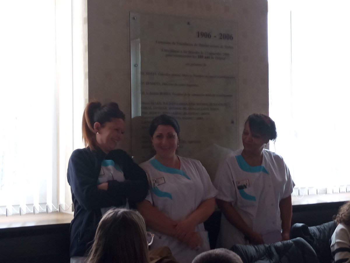 CHChateaurouxLB's tweet photo. 🔔 Aujourd'hui, intervention du Docteur Sevin, médecin hygiéniste et de l'équipe de réanimation, du @CHChateaurouxLB auprès d'une classe de 4ème du collège Monnet pour promouvoir leurs métiers !
Des questions ?👆😊🧑⚕️
#etudes #orientation #collegiens #metiersalhopital 👨⚕️🚑💻💊 https://t.co/paJ3Ukg8Bt