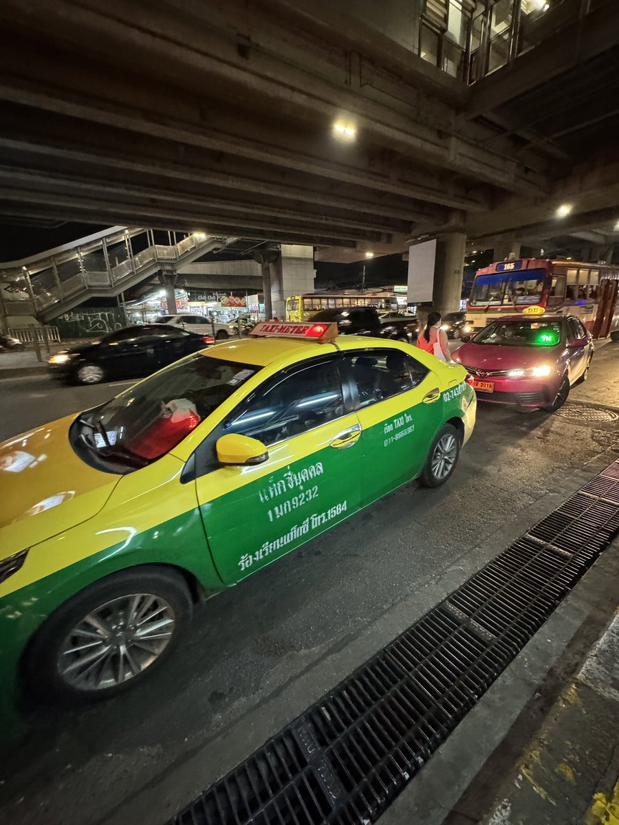 mademy___'s tweet image. คนจะขึ้นรถต้องเดินไป เลนสองสามตลอดเลย ที่จอดรถเมล์ แท๊กซี่จอดนิ่งเลยจ้า