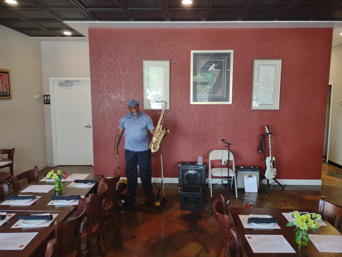 PaulUrban6's tweet photo. Paul Urban Duo with Andrew Crudup sax Tues. 2/17 6-9pm Pour Girls 17 E. Queen St. Hampton, VA ! #blues #smoothjazz #Americana #guitar #beer #wine https://t.co/b7wxC6Y962 https://t.co/sFEZPswYlO