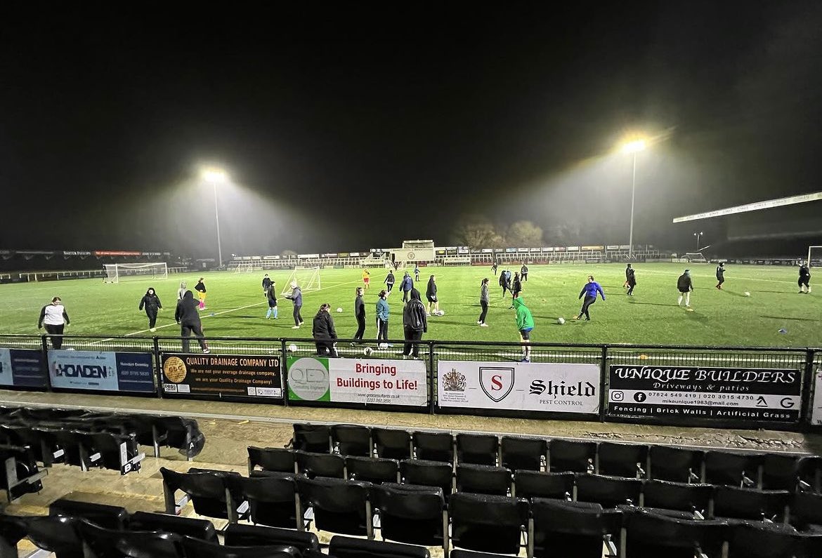 𝐈𝐟 𝐁𝐞𝐥𝐥𝐞𝐬 𝐝𝐢𝐝 𝐅𝐫𝐢𝐝𝐚𝐲𝐬…

A great Friday night under the lights playing football and finishing the evening with pizza in <a href="/broomfieldsbr2/">Broomfields</a> ⚽️🍕

#WeAreBromley #Womensrecreationalfootball