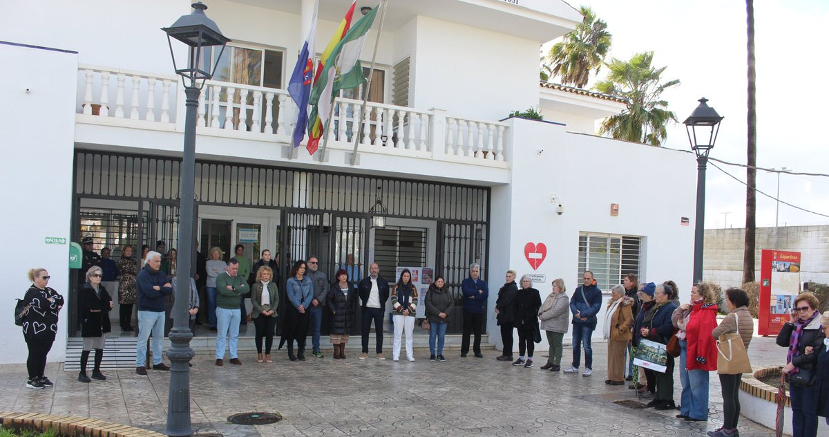Minuto de silencio en #Espartinas en memoria de Miguel Ángel y David, los dos Guardias Civiles asesinados en Barbate.

Todo mi cariño para sus familiares y amigos. 

#DEP <a href="/guardiacivil/">Guardia Civil</a>