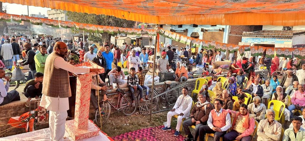 AjayLalluINC's tweet photo. भारत जोड़ो न्याय यात्रा के समर्थन में देवरिया के रामपुर कारखाना में सभा - संवाद। 

@RahulGandhi जी की यात्रा का एक ही मकसद है - न्याय हर देशवासी के लिए। 

आर्थिक, सामाजिक रूप से पिछले 10 सालों में जो असमानता और गैरबराबरी बढ़ी है उससे देश का किसान, नौजवान, छोटा व्यापारी, छात्र सब बुरी तरह प्रभावित और दुखी हैं। यह सरकार मौन है, अपनी कुर्सी को बचाने और नाकामी को छुपाने के लिए धर्म की राजनीति के रथ पर सवार है। यह वह सरकार है जो पूंजीपतियों की यार है। 

मोदी सरकार जायेगी, तभी यह व्यवस्था बदलेगी। और न्याय होगा।