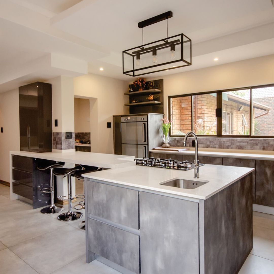 InterslabZA's tweet image. Add a splash of creativity by mixing contrasting colours in your design. Dark cabinetry meets the stunning #EeziQuartz #Stratus countertops in a divine dance of sophistication! Loving what you see? Click here to find out more: bit.ly/EQStratus #interslab #kitchendesign