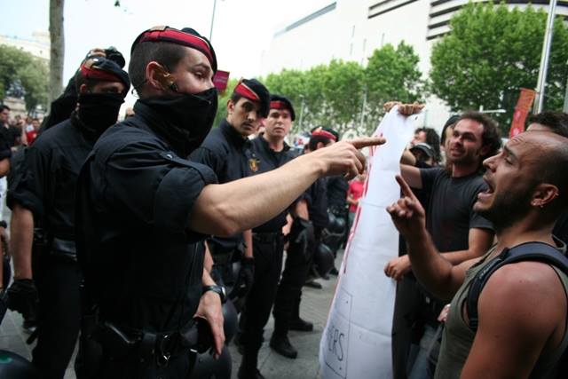 UncluGarrot's tweet image. LA CONVERSA REAL D&apos;AQUESTA FOTO
-Agent, què passa si li dic gilipolles?
-30.000€ de multa
-I si dic a un gilipolles &quot;agent&quot;?
-Res, però seria estrany
-Gràcies, agent