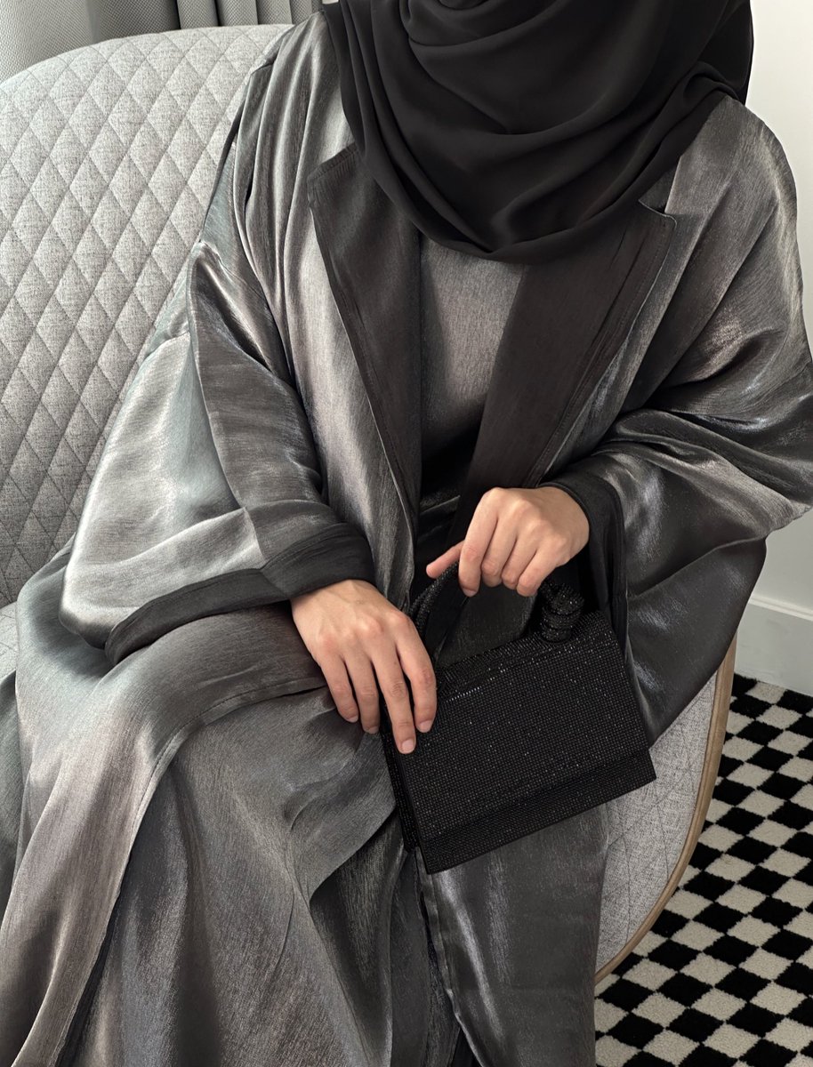 Hey Twitter nous sommes de retour avec la nouvelle collection Ramadan x Eïd et nous avons hâte de vous présenter nos nouveautés 
On débute ici avec l’ensemble MARTIKA qui sera disponible lors du lancement début Mars 
Hâte d’avoir vos avis 🖤
#Eid2024 #Ramadan #minimalism #abaya