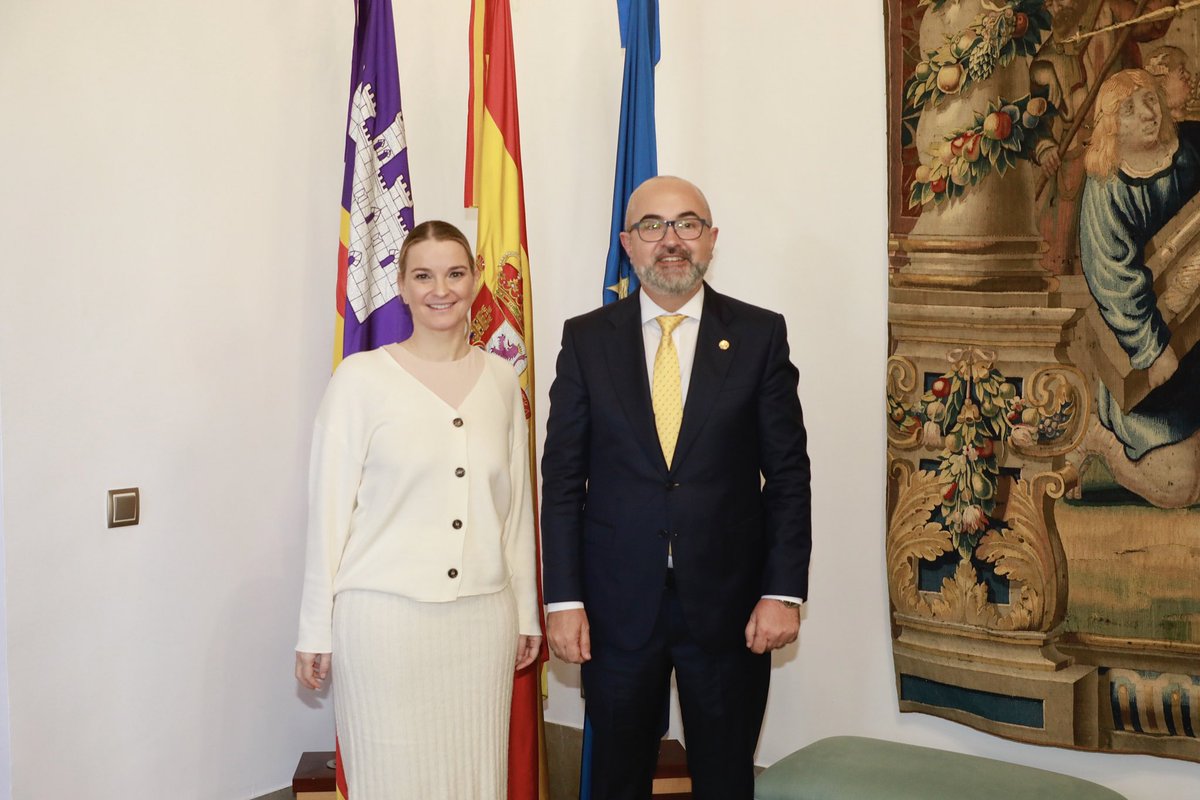 DeTalaia's tweet photo. Bon dia 

avui al Consolat del Mar, amb la presidenta del Govern, @MargaProhens, ens hem centrat en les persones i el medi ambient del nostre municipi.

Obrim fil 🧵 https://t.co/sRazvbx9S4