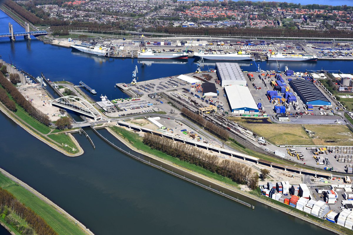 Broekman Logistics is selling the Distriport terminal in the Brittanniëhaven to its neighbour across the road, CLdN. portofrotterdam.com/en/news-and-pr… #terminals #distriport