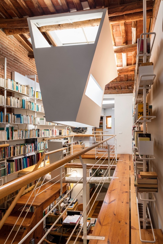 #Taldiacomavui de 1955 va néixer Enric Miralles, l'arquitecte català amb més reconeixement internacional de l'últim mig segle i d'una creativitat desbordant, hereva de Gaudí i Jujol. El 1998-99 reformà una petita casa de Barcelona i la convertí en una gran biblioteca. Fil 🪜