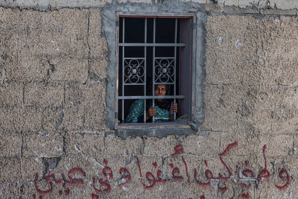 ibrahimzalhaj1's tweet photo. سيدة فلسطينية تطل من شبّاك منزلها في رفح - حي الشابورة
ومن تحت شباك منزلها مقطع من قصيدة لعبد الكريم الكرمي: 

"وطني الحبيب كيف أغفو وفي عيني أطياف العذاب تمر قوافل الأيام تروي مؤامرة الأعادي والصحاب فلسطين الحبيبة كيف أحيا"

رفح | الشابورة 
12.2.2024 https://t.co/xnu0TfWH0D