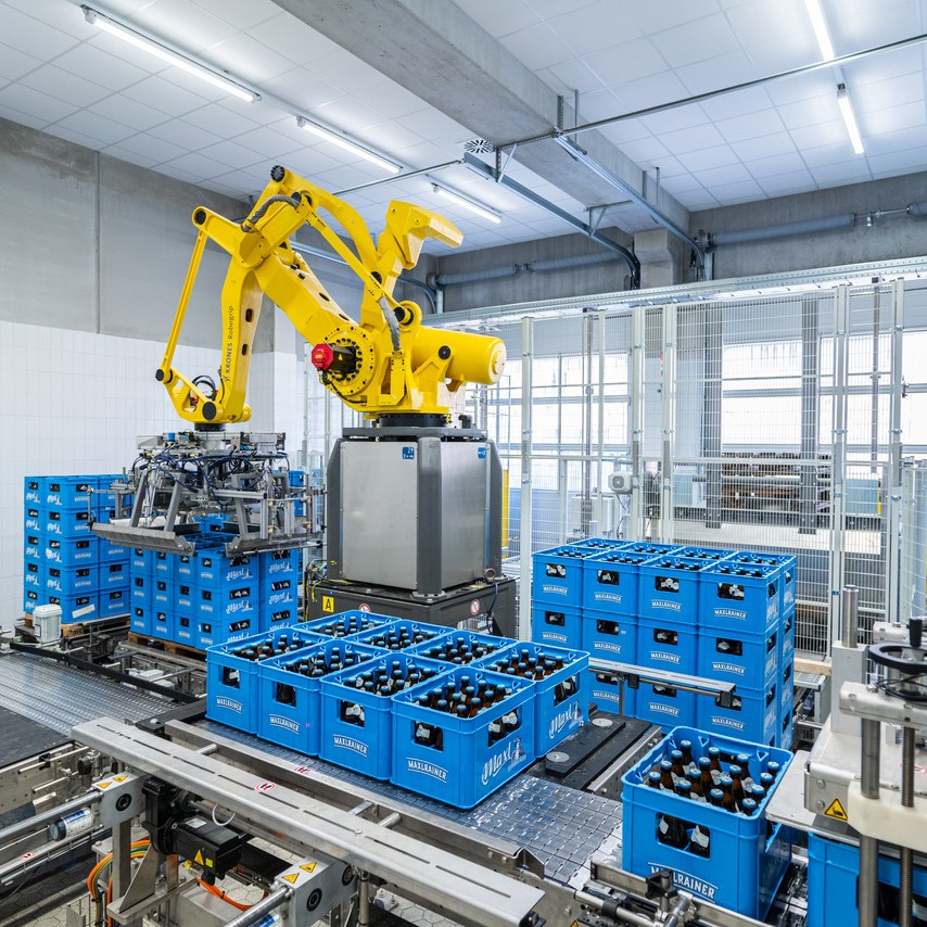 Our #Robogrip is a real all-rounder 🤩 Besides packing and unpacking tasks, the articulated-arm robot also handles the palletising of single packs, rows or layers.🦾
#Krones #KronesAG #GermanBlingBling