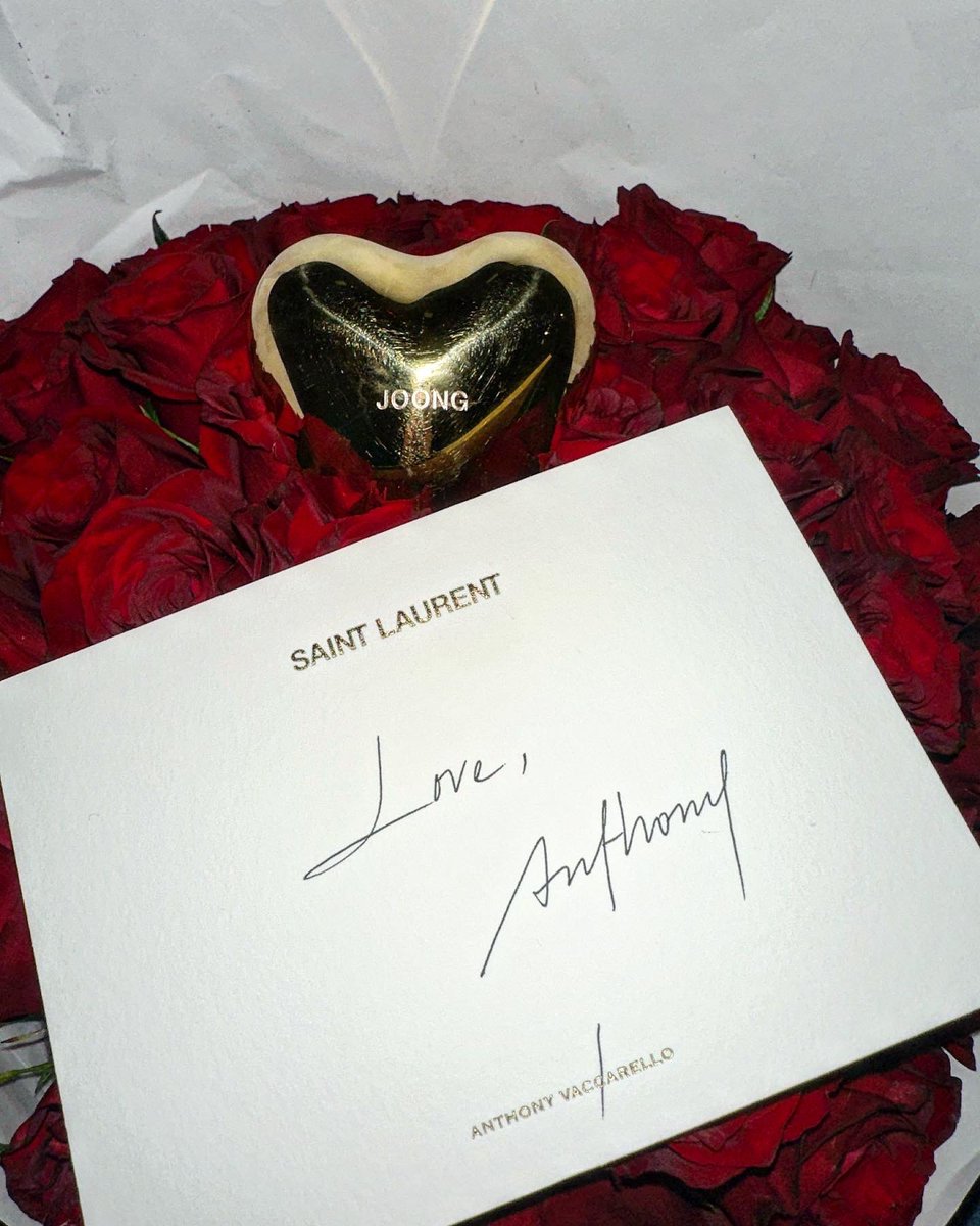 JoongOutfit's tweet photo. Thank you @YSL We're love you too, thank you for all your support. 🖤🌹

#ysl #Valentines2024 
#yslxjoong #จุงอาเชน @ChenRcj https://t.co/u31UXdD0dQ
