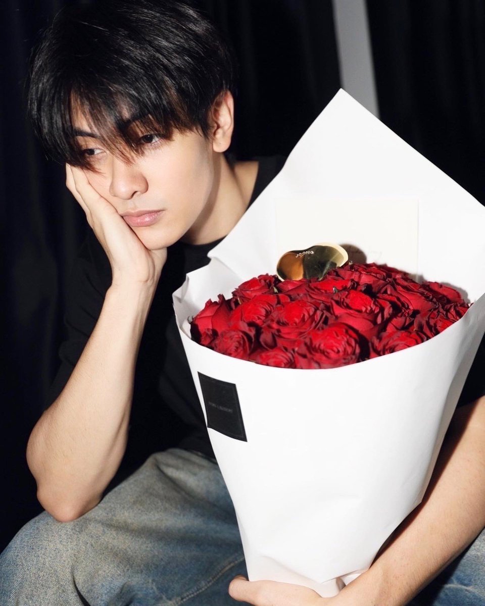 JoongOutfit's tweet photo. Thank you @YSL We're love you too, thank you for all your support. 🖤🌹

#ysl #Valentines2024 
#yslxjoong #จุงอาเชน @ChenRcj https://t.co/u31UXdD0dQ