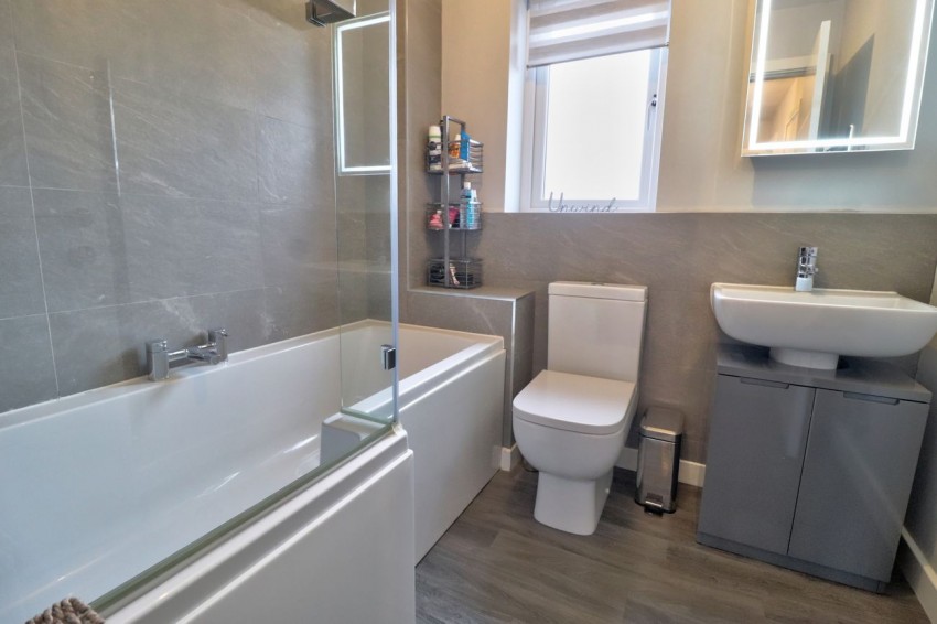 💥New To Movuno💥

3 Bed, Semi-Detached on Lancaster Road, Hindley.

An ideal property for first time buyers  looking for a comfortable and stylish home. Boasting a great location, this property offers both convenience and charm.

movuno.com/property-detai…

01942 559102