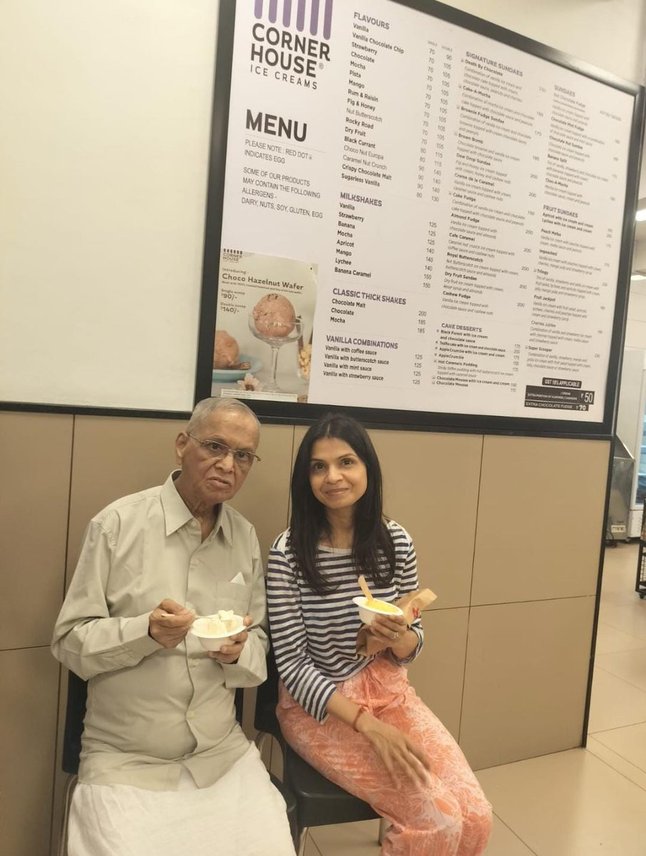 Britain's First Lady Akshata Murty with her Father Shri Narayan Murthy at Corner House in Jayanagar Bangaluru...🙂
@RishiSunak