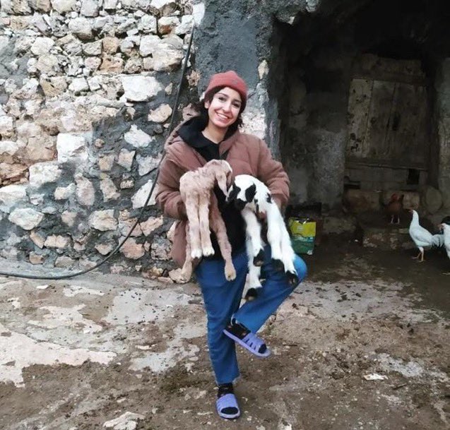 9 Şubat'ta kaybolan #RojvelatKızmaz'ın cansız bedeni Hasankeyf’i yok ederek kurulan Ilısu Barajı’nda bulundu. Kentlerimizi ranta açan, gençler ve kadınlar üzerinde özel savaş politikaları uygulayan devlet, bu ölümlerin doğrudan sorumlusudur. Öfkemizi örgütlülüğe yasımızı direnişe