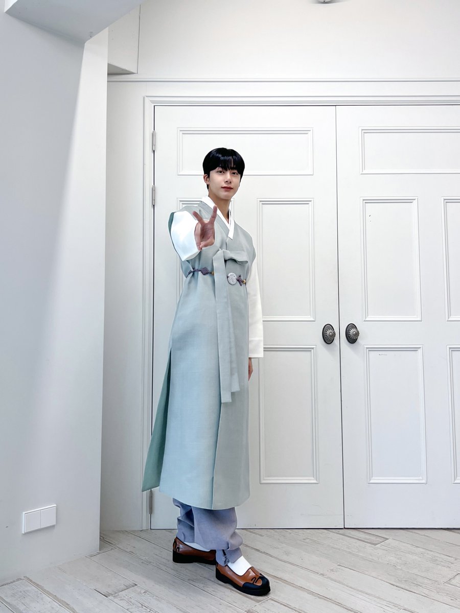 OfficialMONSTAX's tweet photo. 📸
[CHAElog채끼라웃yo]
EP.3 채 도령과 함께하는 고막 테라피 어떠하오👂
설날 맞이 ASMR

(속닥속닥)
들으면 마음이 편안해지는 
형원의 명절 ASMR🎧🤫
동화책🐢부터 명절 다과🍭까지!
남은 연휴도 형원과 포근하게 보내요😌💚

해당 사진은 2023. 11월 군 복무 시작 이전 촬영된 사진임을 알려드립니다.

#형원 #HYUNGWON
#몬스타엑스 #MONSTA_X #MONSTAX
#CHAElog채끼라웃yo
