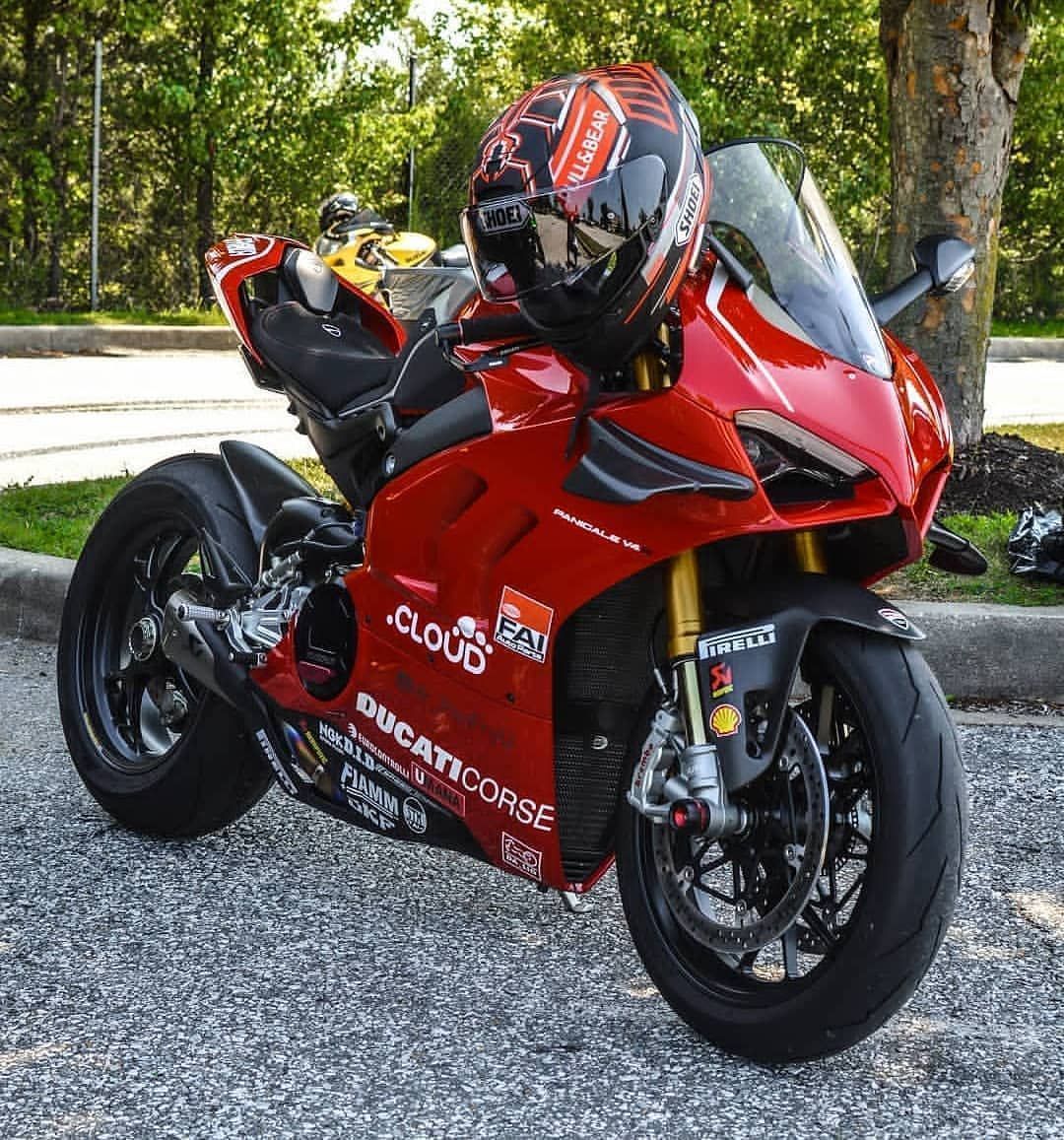 MoreMotorcycles's tweet photo. Ducati Panigale V4 https://t.co/HGmjVG3Upn