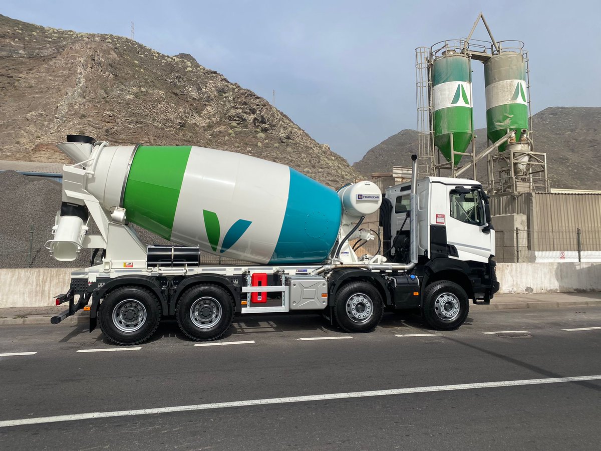 azudautos's tweet photo. Buenos días hoy celebramos la entrega de una hormigonera @RenaultTrucksEs  8x4 440CV 13 litros sobrechasis FH09 @FrumecarSpain, la apuesta sólida de Hormigones Tauce su tercer vehículo en los últimos dos año de nuestra marca, dan fe en su confianza en este producto tan robusto https://t.co/wCOIgk55J2