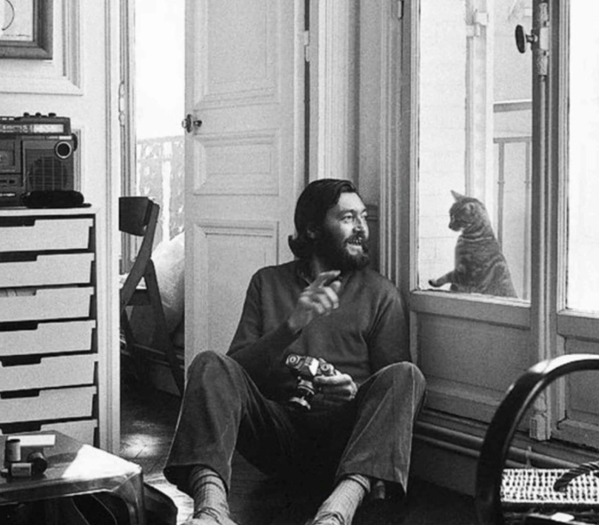 El 12 de febrero de 1984 falleció Julio Cortázar. 

“Andábamos sin buscarnos pero sabiendo que estábamos para encontrarnos”.

Rayuela, 1963.