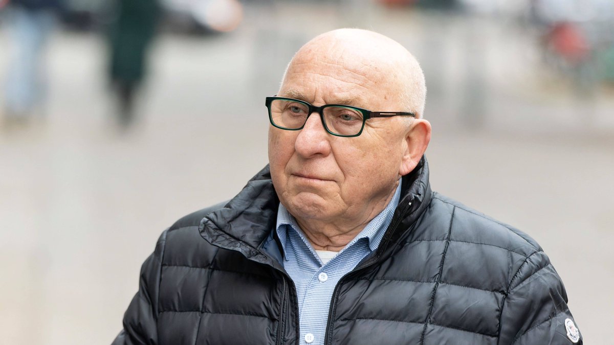 TspCheckpoint's tweet photo. Und hier kommt mal wieder Kurt: Abwahlantrag gegen #Berliner CDU-Mann #Wansner
Durch problematische Äußerungen hat sich der CDU-Abgeordnete Kurt Wansner ins Rampenlicht gespielt. Nun gibt es einen Abwahlantrag. Koalitionspartner #SPD tut sich schwer.
https://t.co/cmPie8wrdb https://t.co/DVXO0wzVKR