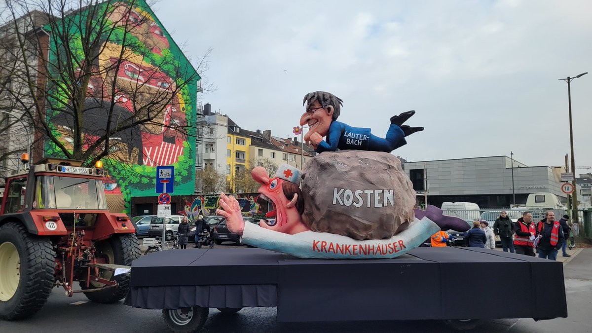 Nr. 12: Diesen Wagen hat Tilly bereits im Sommer als Auftragsarbeit der NRW-Krankenhäuser gebaut. Diese hatten protestiert, weil sie die Löhne nicht mehr zahlen könnten. Es drohen Insolvenzen, aber all das scheint Bundesgesundheitsminister Lauterbach nicht zu interessieren.