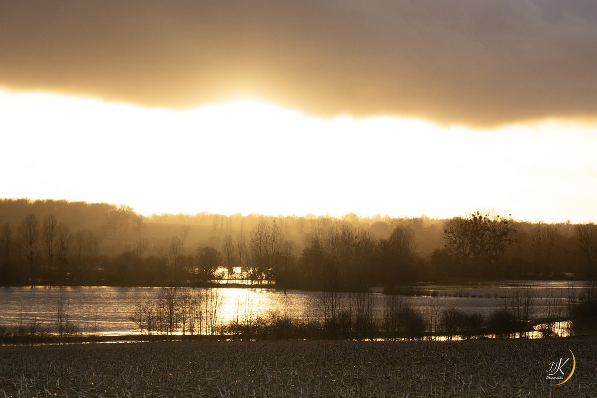 Petit retour dans l'Orne, hier au soir. L'Orne qui peu à peu regagne son lit ce matin.