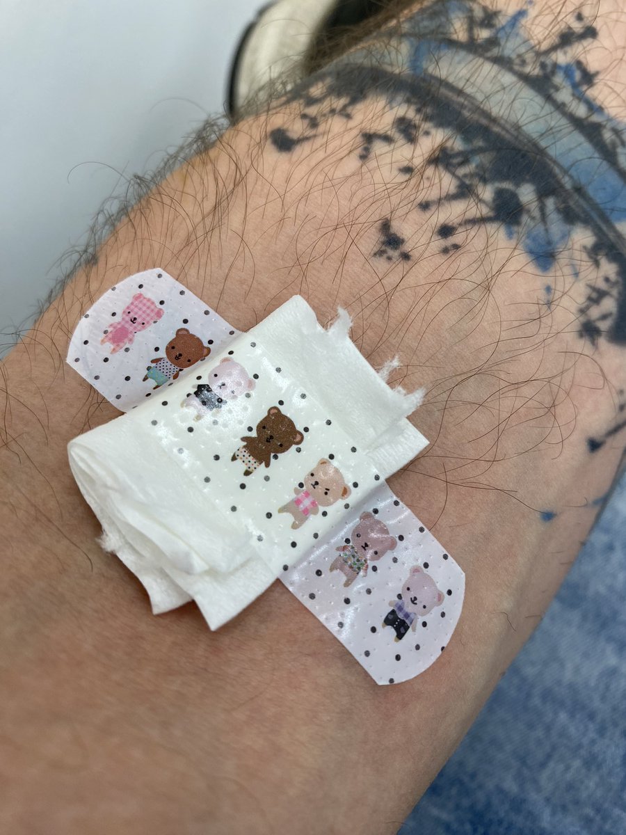 _znicehonic_'s tweet photo. Náplast s medvídky a lízátko jsou na odběrech krve nezbytností i ve 33 letech. https://t.co/SjKO8tPmyL