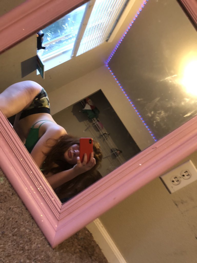 lilbabyr3dd's tweet photo. 💚🤩 https://t.co/kNRJGdmEf9