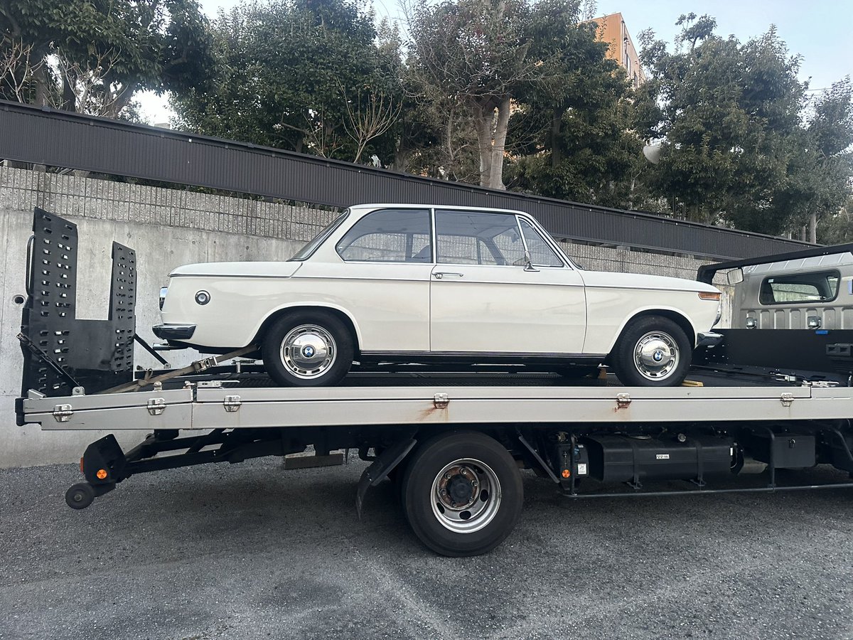 BMW2002Net's tweet photo. お帰りなさい02turbo、
お疲れ様でした。

行ってらっしゃい02A😊
路上復帰しに行ってきます🎵

#bmw2002 #2002turbo ＃オートマ https://t.co/ZRNNU6Ual5