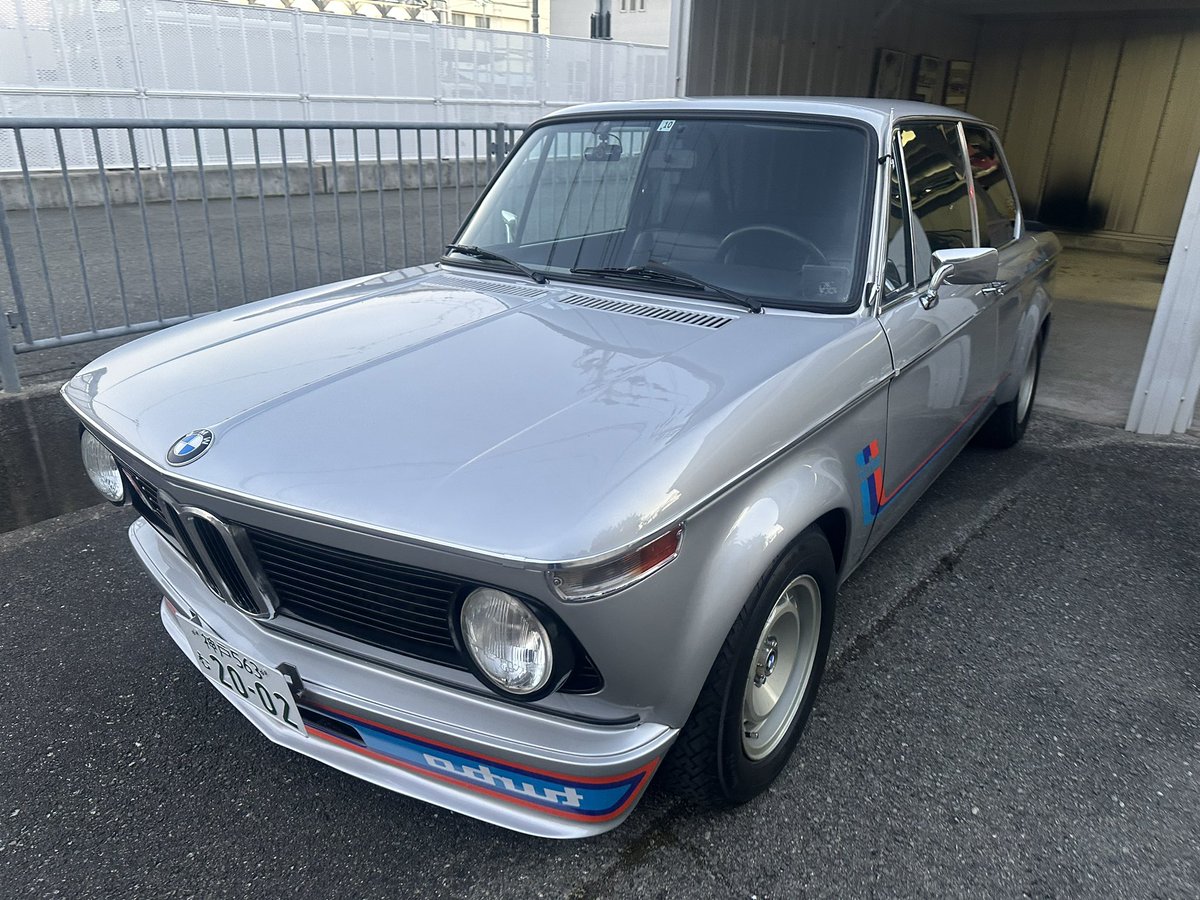 BMW2002Net's tweet photo. お帰りなさい02turbo、
お疲れ様でした。

行ってらっしゃい02A😊
路上復帰しに行ってきます🎵

#bmw2002 #2002turbo ＃オートマ https://t.co/ZRNNU6Ual5