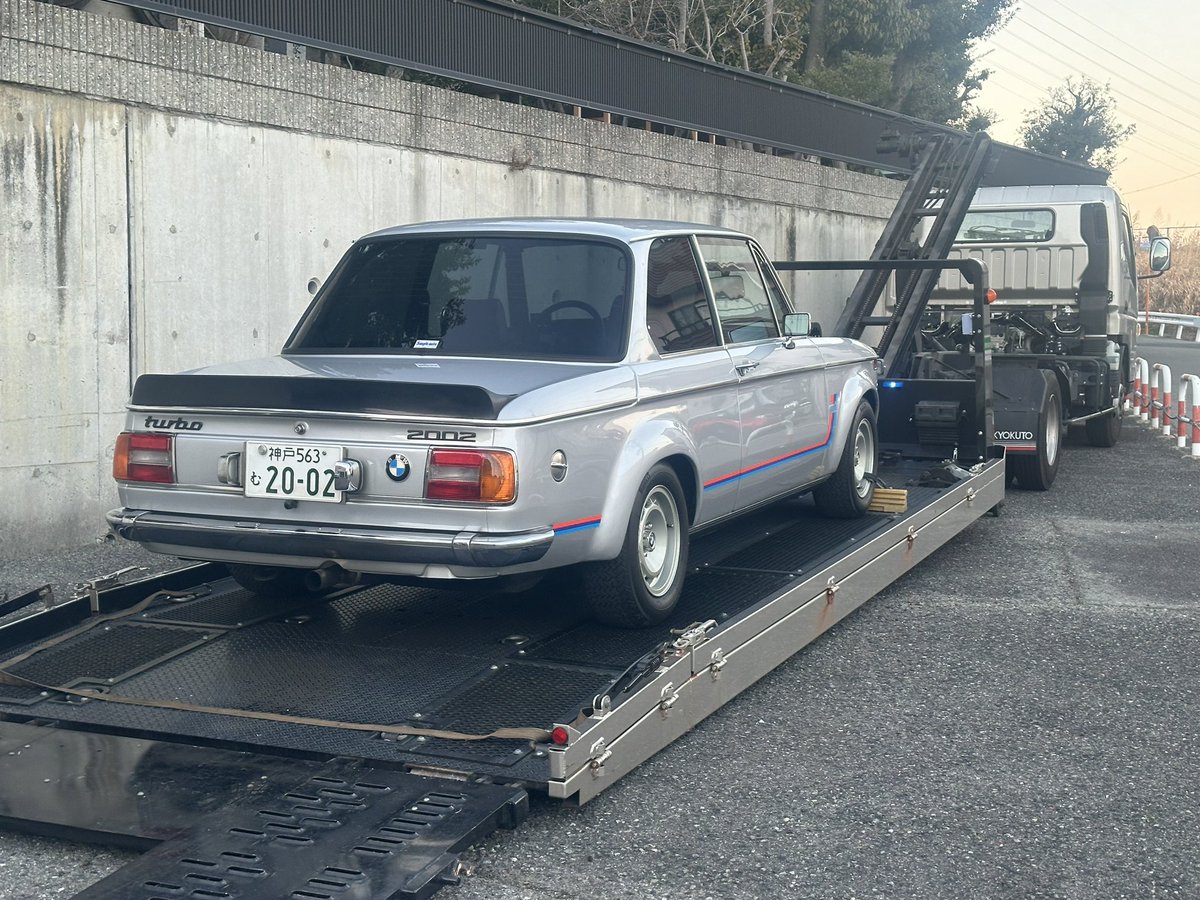 BMW2002Net's tweet photo. お帰りなさい02turbo、
お疲れ様でした。

行ってらっしゃい02A😊
路上復帰しに行ってきます🎵

#bmw2002 #2002turbo ＃オートマ https://t.co/ZRNNU6Ual5