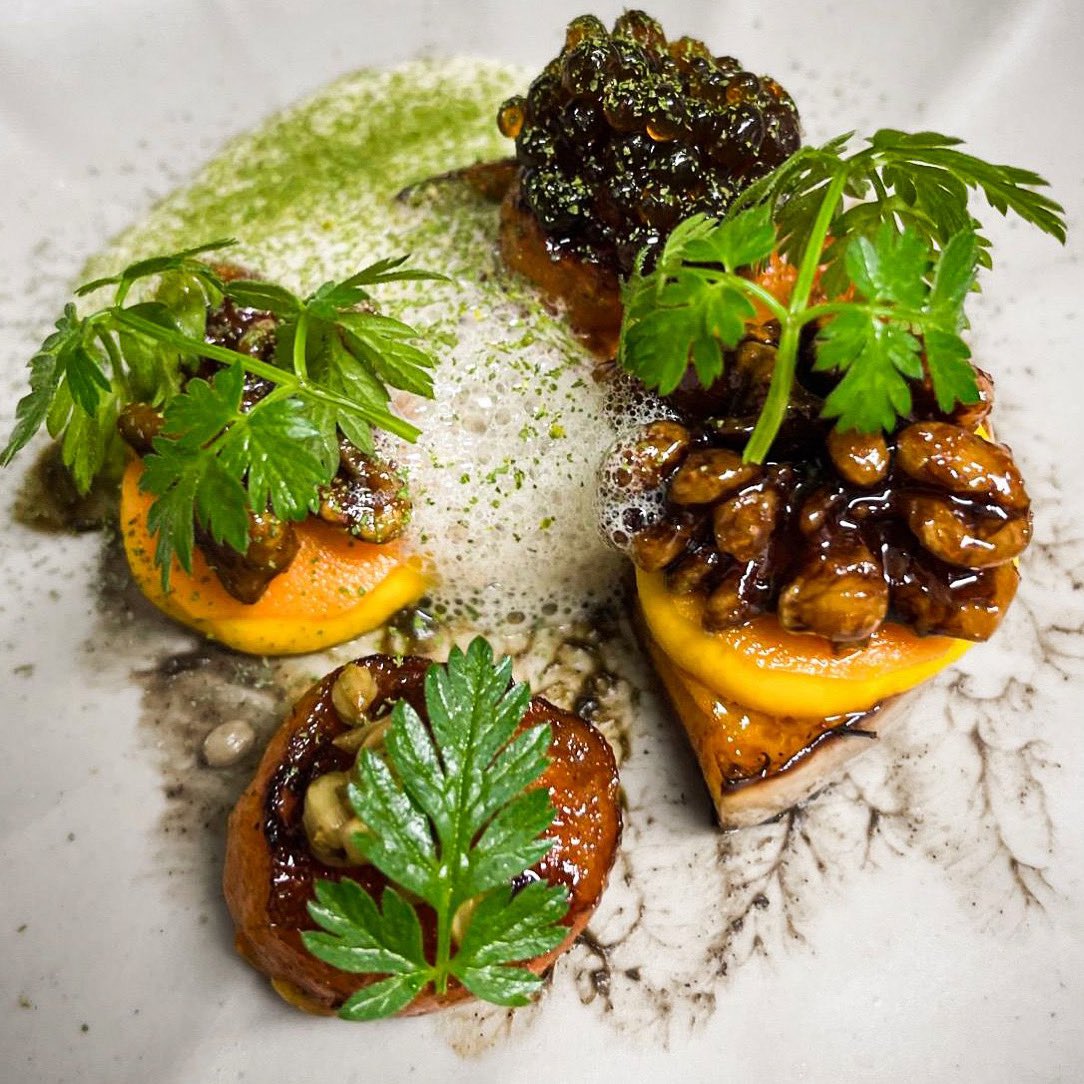 Carrot, squash, walnut, hogweed, mustard, chervil

#vegan #veganfood #veganrestaurant