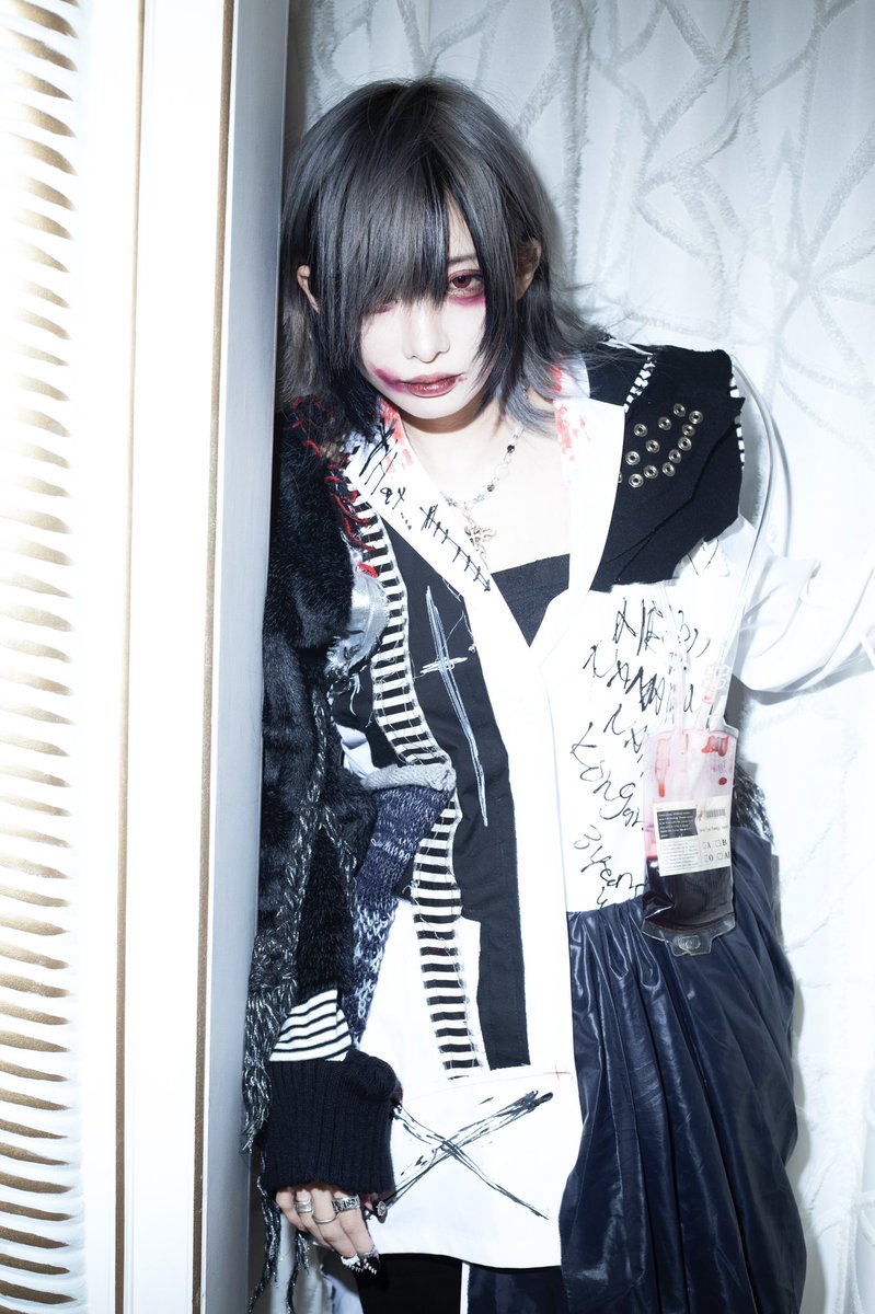 Pikarin_shiina's tweet photo. 午前四時　辿り着く　キミの家の前

だれですか　その××× 

ぼ　く　の　も　の　痛　イ　愛 https://t.co/twceZtwqO4