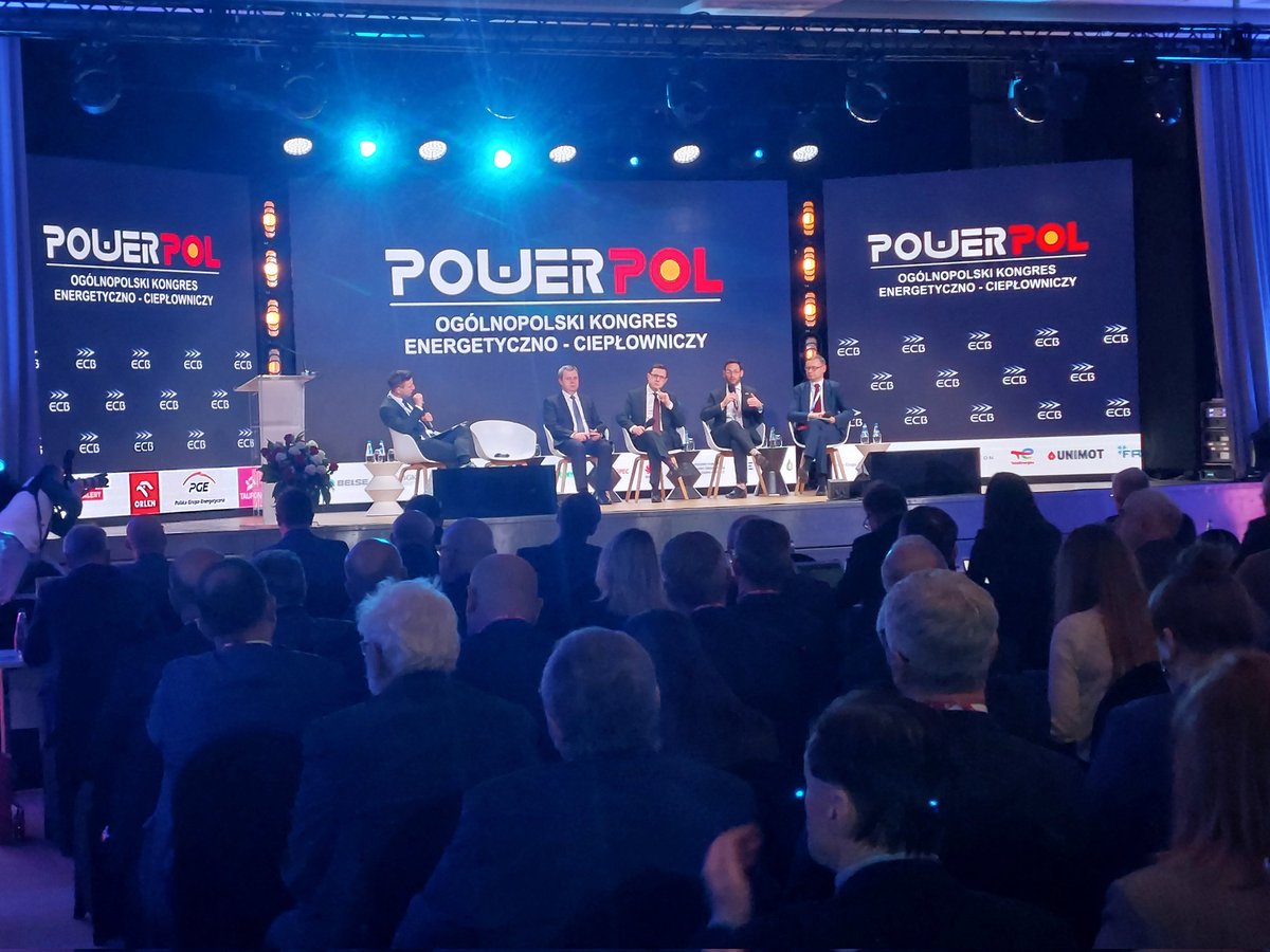 psmeorg's tweet photo. Kto jest dziś z nami na #Powerpol?
Jak co roku kongres zgromadził znakomicie wielu wspaniałych ekspertów energetyki i ciepłownictwa.
Trwa panel otwierający wydarzenie - w dalszej części dyskusja z udziałem @Barbara_Adamska
🔶️@psmeorg jest patronem honorowym imprezy https://t.co/3nDsA9bLKH