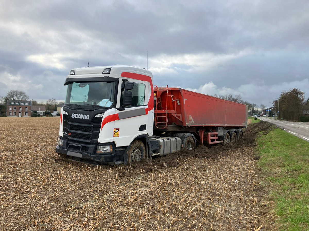 WIS_Limburg's tweet photo. Op de #n598 thv Reijmerstok is een vrachtwagen van de weg geraakt en in het weiland tot stilstand gekomen hulp is onderweg ivm de berging van dit voertuig zal de rijbaan tijdelijk worden afgesloten. ^Wis Jeroen @RWSverkeersinfo @ANWBverkeer https://t.co/lwKqKJBxSA