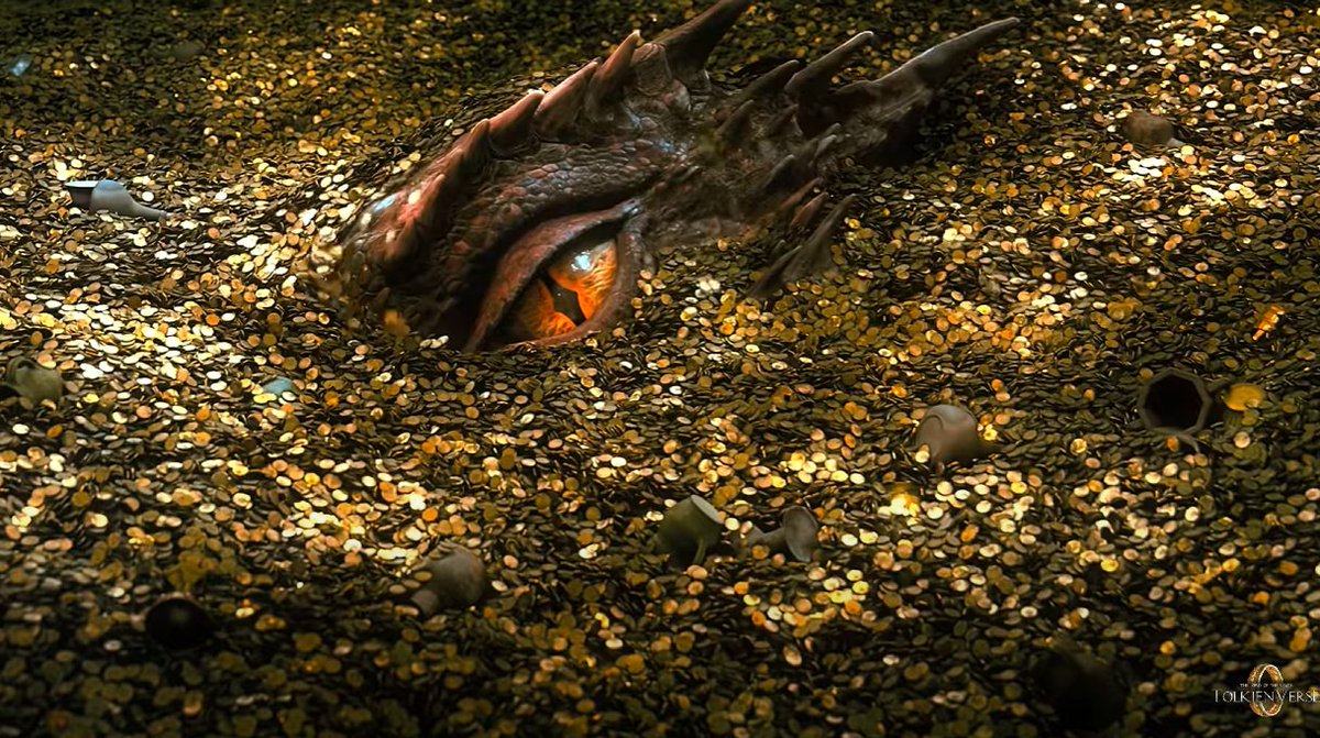 La manera en la que se nos reveló a Smaug bajo el oro, mostrándonos su ojo para luego emerger de debajo de toda esa pila de oro fue de lo mejor que tienen las películas de El hobbit.